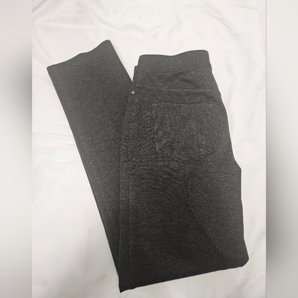 Chicos Gray Straight Leg Stretch Pants!